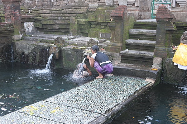 Bathing at Pura Taman Saraswati