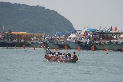 Rowing to the starting line