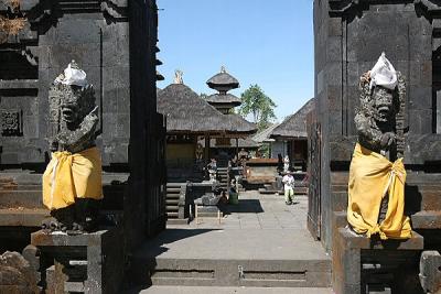 Gates to Pura Kiduling Kreteg