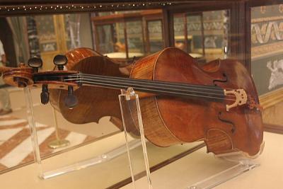 Violin at Sala de instramentos Musicales (Instrament Room)