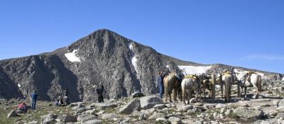 horses_riders_in_mountains