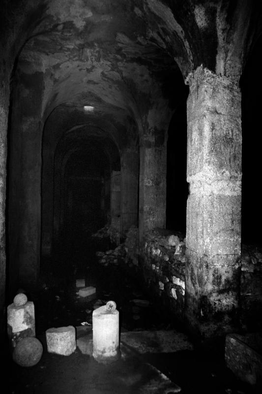 2002 Tunisia - inside a roman cistern