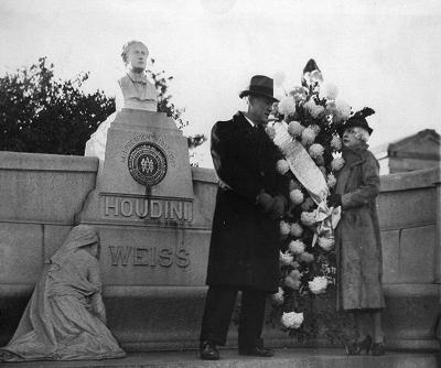 Wilhelmina Houdini and Theodore Hardeen at Harry's Grave