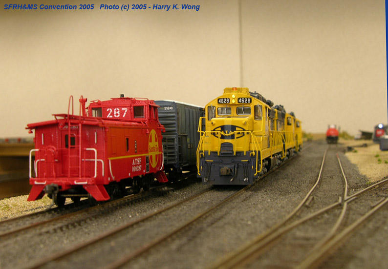 ATSF SD26 4628 eases past waycar 999287.