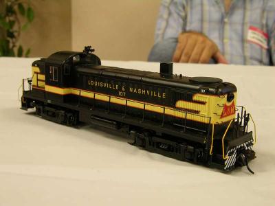 New Athearn RS3 - with multiple stack, headlight and horn arrangements.