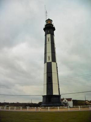PIMG0031.jpg Fort Story lighthouse, windy!