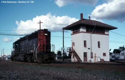 Southern Pacific GP40-2 #7640 passing Stockton Tower, crossing over Santa Fe's line