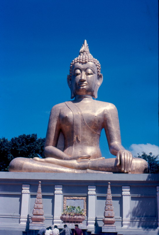 085 - Big Buddha, lap width of 11 meters and is 20 meters tall from the ground.  Decorated with gold mosaic tiles