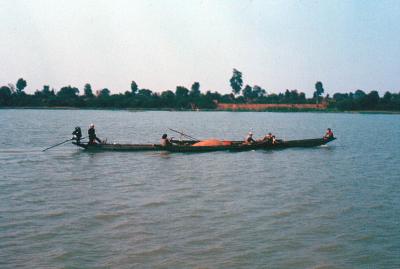 035 - Thai long boat carrying rice to market on the Mae Nam Mun (Moon River)