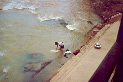 041 - Washing clothes in the Moon River at Kaeng Saphue