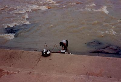 042 - Washing dishes in the Moon River at Kaeng Saphue