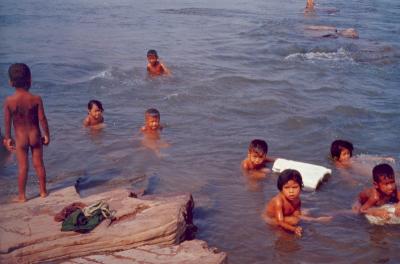 038 - Thai children swimming in the Cataracts Kaeng Saphue on the Moon River, near Phibun Mangsahan, about 45 km from Ubon