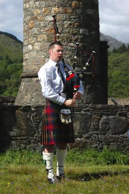 v3/37/72737/3/48570995.GlenfinnanPiper1.jpg