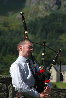 v3/37/72737/3/48570996.GlenfinnanPiper2.jpg