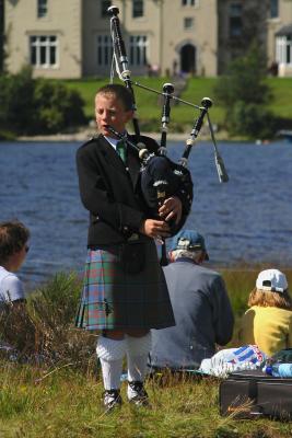 v3/37/72737/3/48570998.GlenfinnanPiper4.jpg