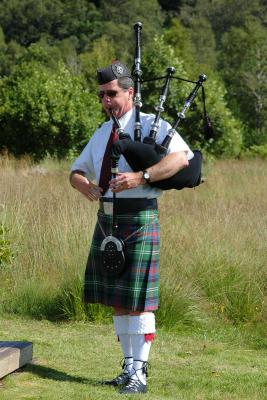 v3/37/72737/3/48570999.GlenfinnanPiper5.jpg
