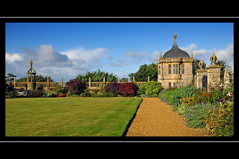Garden corner, Montacute House (2981)