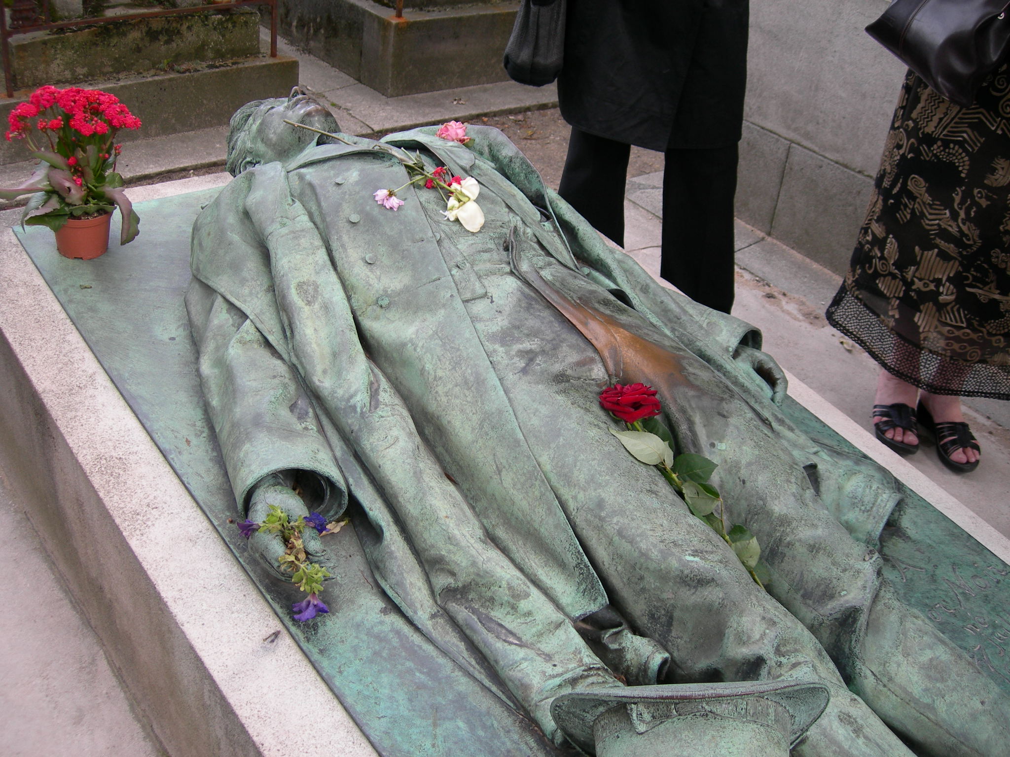 Au Pre Lachaise, la clbre tombe de Victor Noir...