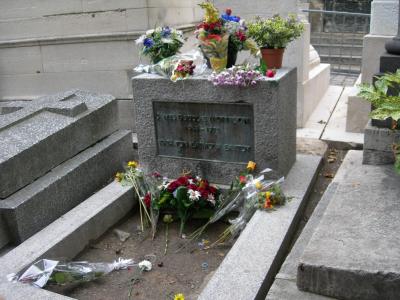 Au Pre Lachaise, la tombe de Jim Morrison
