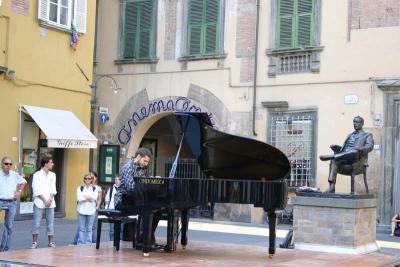Piazza Cittadella, live music next to the statue of Giacomo Puccini
