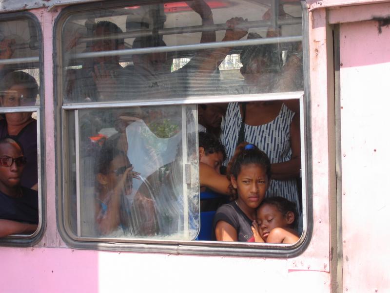 Two young girls riding the bus in La Habana (Sharif El-Hamalawi)
