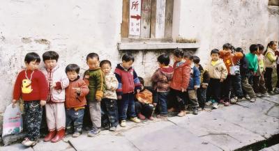 Children of Xidi China (Patrick Maechler)