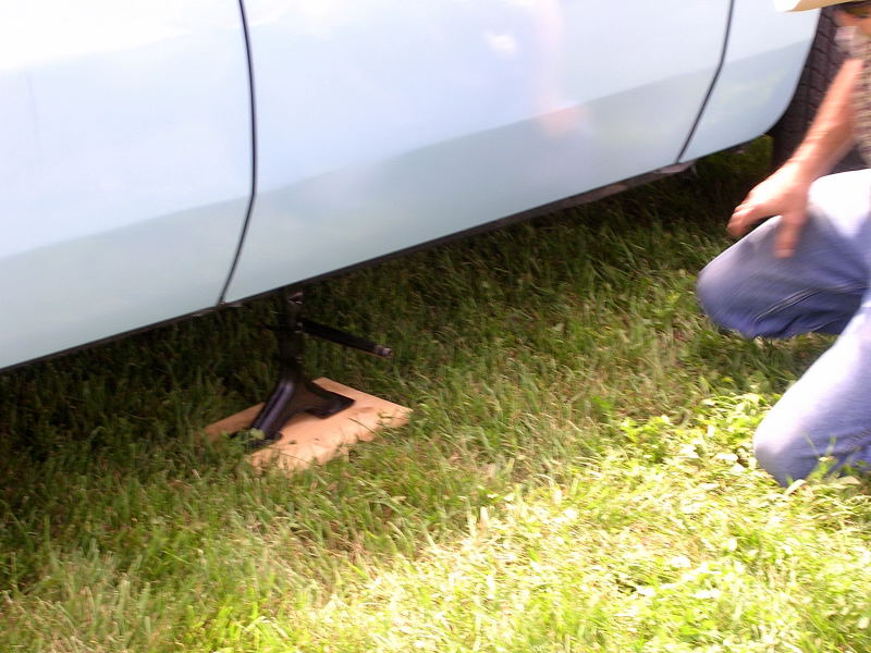 Citroen -- jack placed in middle of car