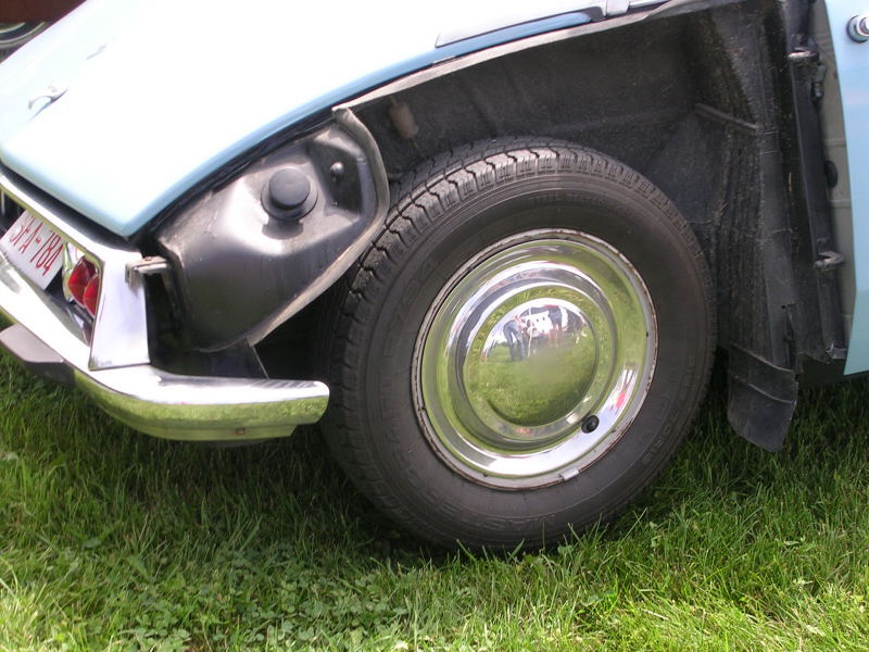 Citroen -- car is raised further so wheel can be removed