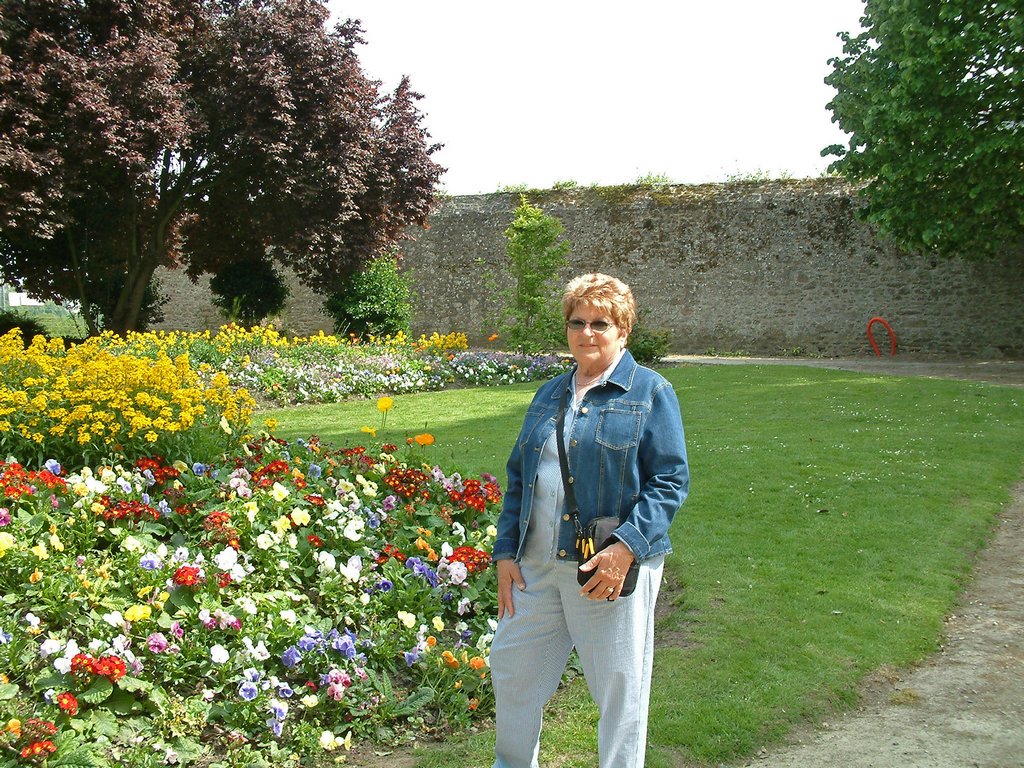 Le jardin Anglais situ derrire la basilique de Saint-Sauveur
