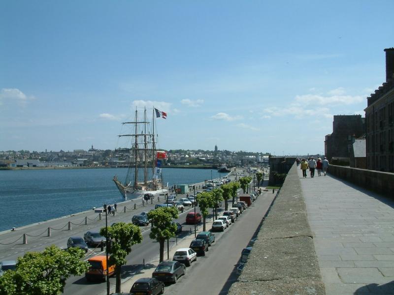 Des remparts, vue de la rade o arrivent les voiliers de la transat Qubec-Saint-Malo