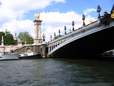 Passage sous le pont Alexandre III