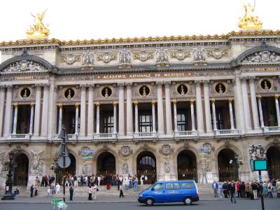 En route vers les galleries Lafayette nous voici devant l'Opra de Paris