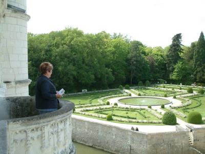 Madeleine au balcon d'une des tourelles...en contrebas le jardin de Catherine de Mdicis