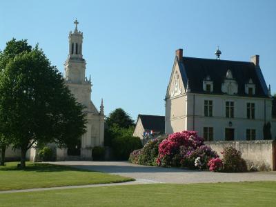 Chapelle et mairie sur le sentier nous menant au chteau de Chambord