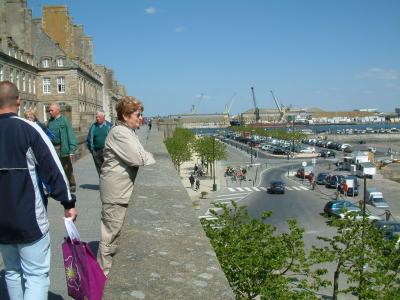 Madeleine admire le paysage