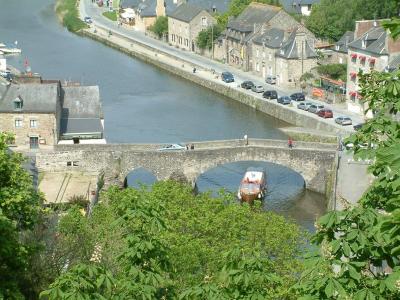 Trs vieux pont traversant la rivire