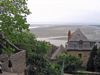 Une partie du village et la baie du Mont-Michel vue  mare basse
