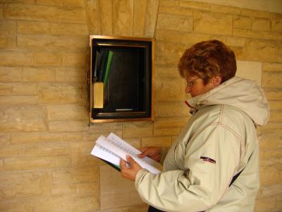 Madeleine consulte la liste des soldats qui y sont enterrs