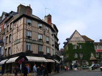 Btiment et vieille maison  pans de bois