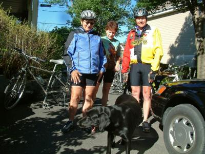 Madeleine, liane, Yvon et la chienne de la maison au B&B