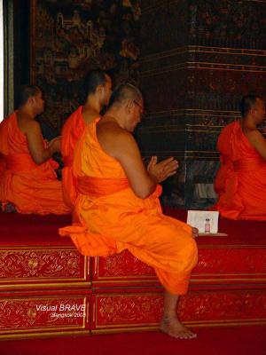 Wat Pho-Monks DSC04878_m.jpg