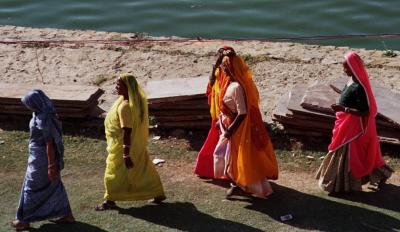 Women on lake shore (with tele lens)