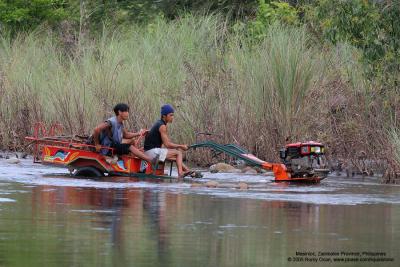 Not a bird pic, but this image of the Philippines' most popular off-roader is too quaint not to post.
The hand tractor is designed to plow the fields, but Filipino ingenuity has transformed it into a mean off-road vehicle by attaching a trailer.
I wouldn't dare to go through that water with my city-bred 4x4 ...;-)