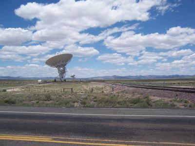 Movable radio telescope on RR track, used to change focus of array