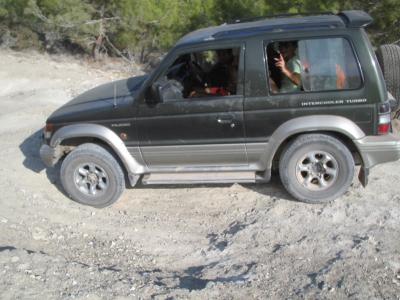 me n nakis in jeep
