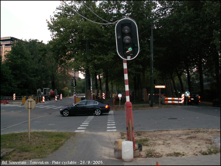 Manifestement, on utilise des feux rouges de seconde main pour les cyclistes... (23/9/2005)