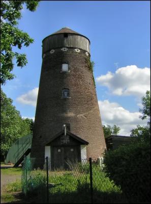 Tour de de passe-passe ? Non, Ancien moulin  vent du dbut du 19me sicle.