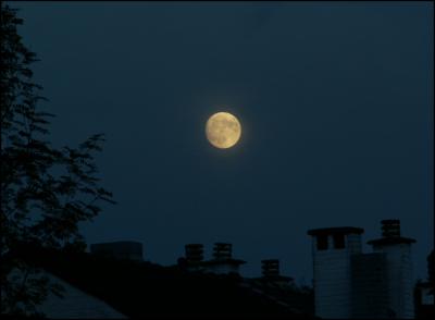 Lune sur les toits.