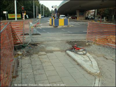 De l'autre côté : un seul feu, longtemps resté en panne, piétons, cyclistes... (23/9/2005)