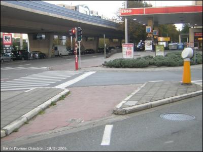 Le feu est vert pour les voitures, rouge pour les cyclistes. (Bas de lavenue Chaudron - 29/9/2005)